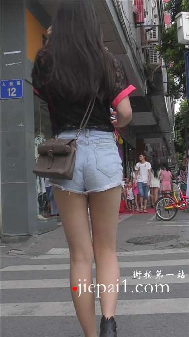 街拍美臀牛仔热裤妹子，走路急匆匆 [1.15 GB]