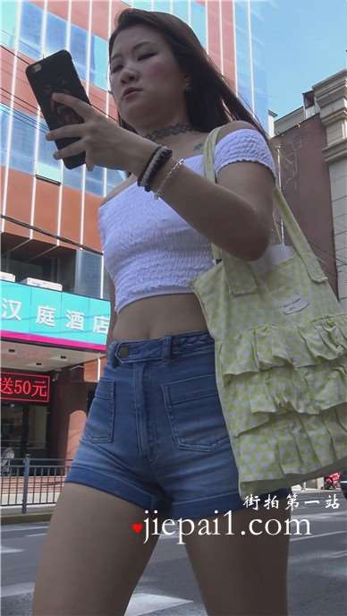 4k-街拍身材超棒的高腰牛仔短裤美眉 [1.65 GB]