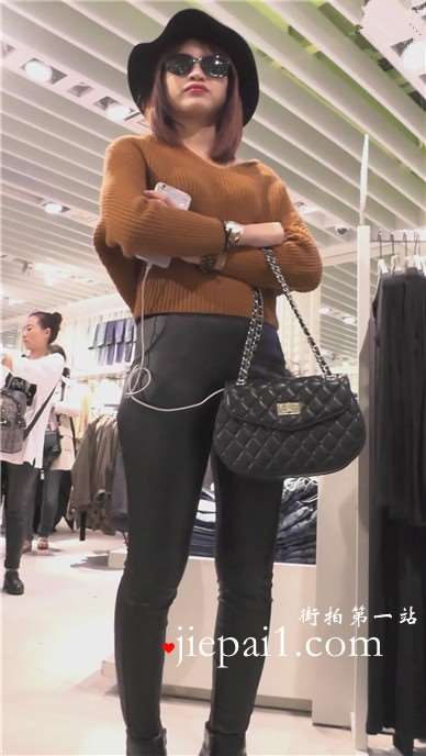 街拍黑色紧身皮裤美眉逛商场 [1.95 GB]