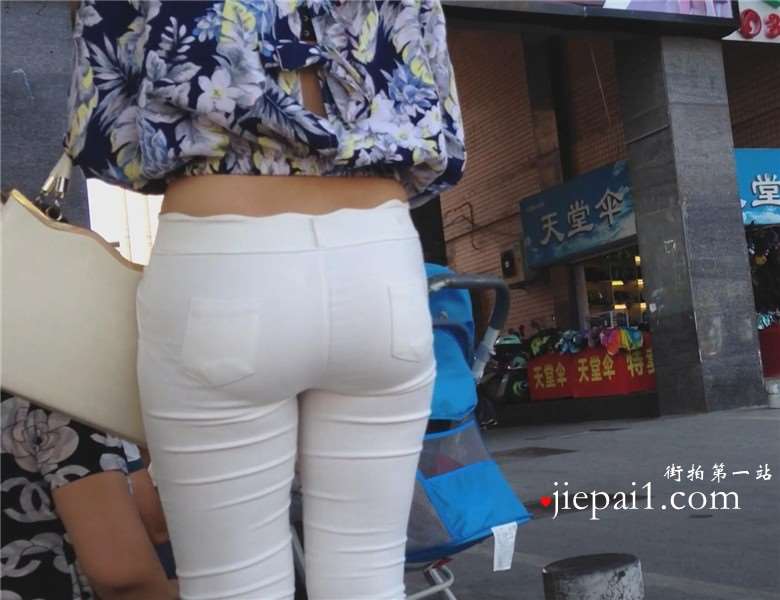 超级紧绷翘臀白裤美少F [144 MB]