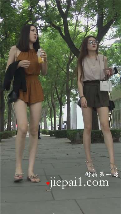4k-两位小清新美女姐姐一路边走边拍 [2.33 GB]