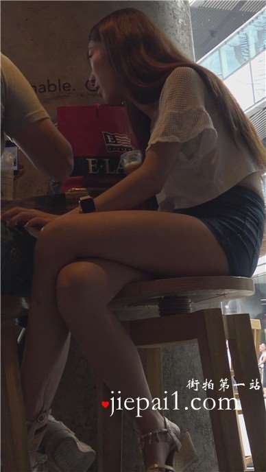 4k-跟闺蜜奶茶店喝奶茶的美丽女孩 [4.43 GB]
