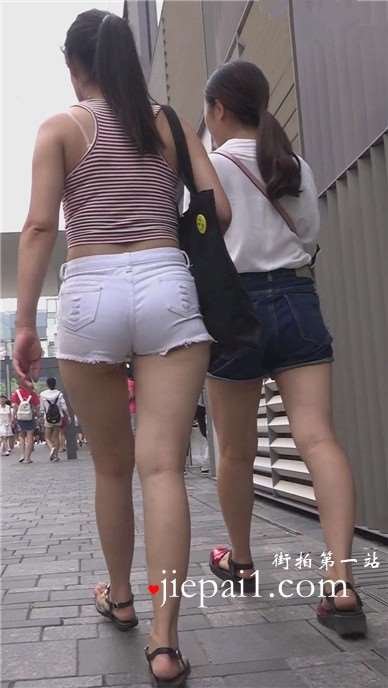 美腿白热裤美眉跟闺蜜逛街 [373 MB]