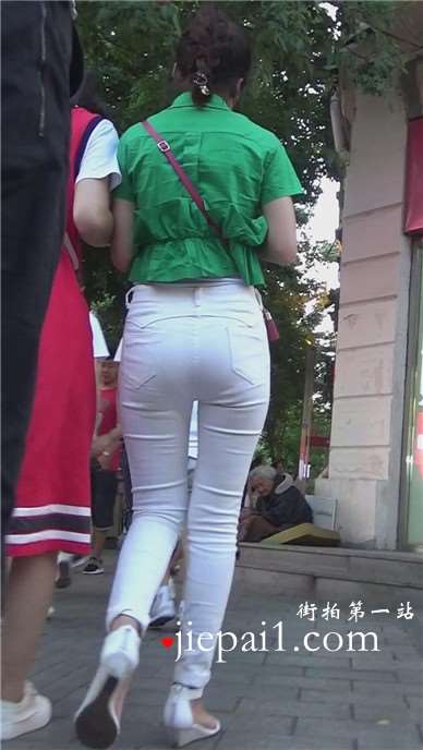 街拍甜美小清新美女姐妹花 [494 MB]