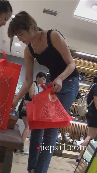 紧身蓝牛高挑长腿清纯小清新美眉鞋店买鞋 [763 MB]