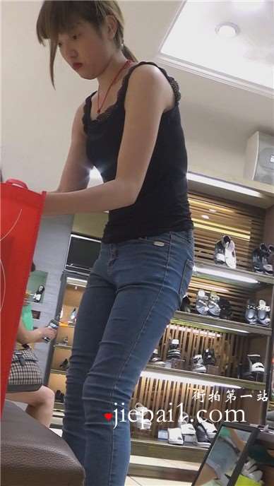 紧身蓝牛高挑长腿清纯小清新美眉鞋店买鞋 [763 MB]