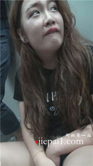 4k-地铁上近距离拍摄肥臀纹身美眉 [3.11 GB]