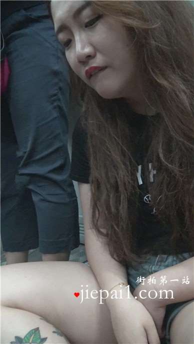 4k-地铁上近距离拍摄肥臀纹身美眉 [3.11 GB]