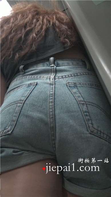 4k-地铁上近距离拍摄肥臀纹身美眉 [3.11 GB]