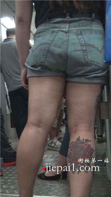 4k-地铁上近距离拍摄肥臀纹身美眉 [3.11 GB]