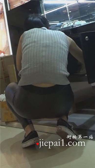 4k-打包快递的紧身皮裤老板娘 [514 MB]