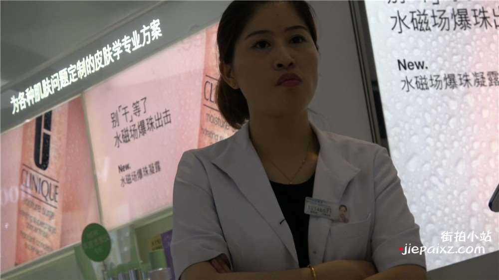 成熟知性的商场销售美女为了业绩似乎有点愁呀 [1.10 GB/MP4]