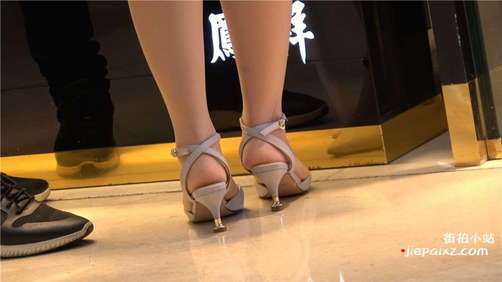 4K - 妹纸的一双凉高跟配丝袜美足令人垂涎 [1.14 GB/MP4]