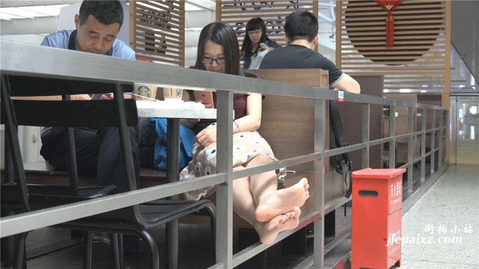 餐厅吃饭遇美足 [455 MB/WMV]