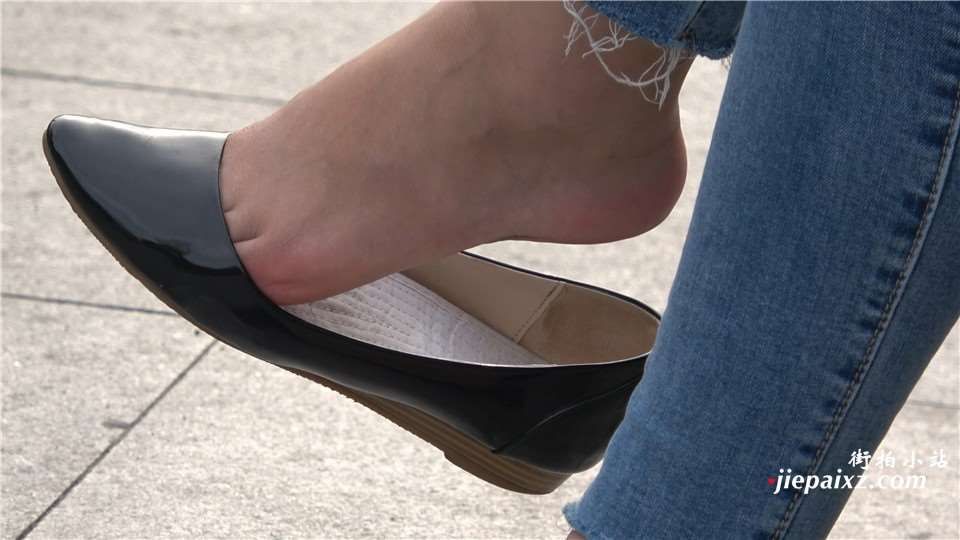 4K 街拍紧身牛仔美足美女挑鞋 [3.24 GB]