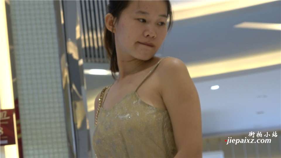 4K 吊带连衣裙美女试大红高跟鞋 [1.51 GB]