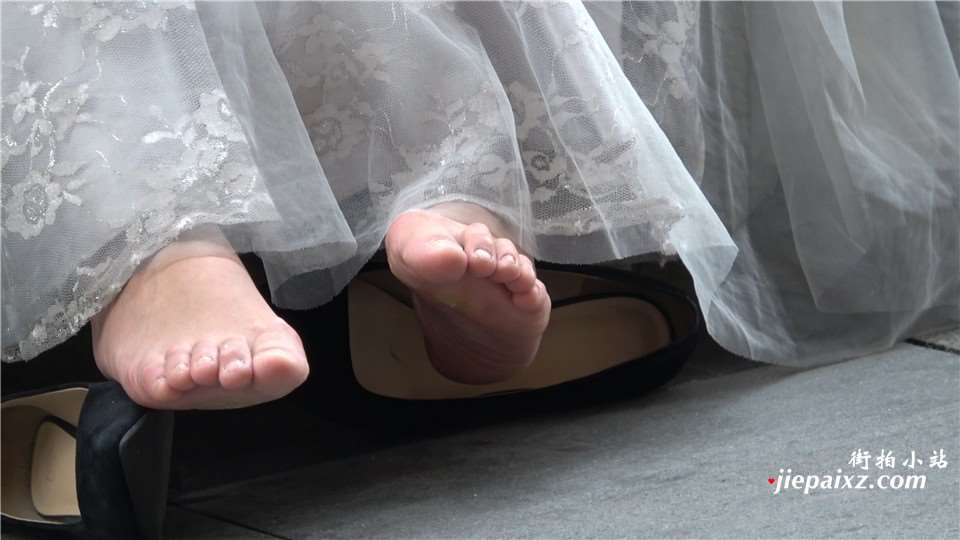 4K 非常有气质的连衣裙街拍美足美女 [2.84 GB]