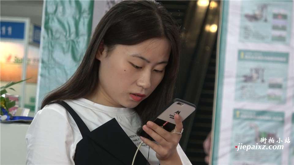 4K 凉高跟高颜值街拍美女 [3.48 GB]