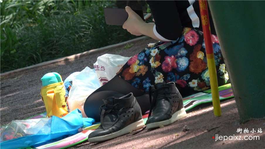 4k-公园草地上的极品黑丝风韵美少妇