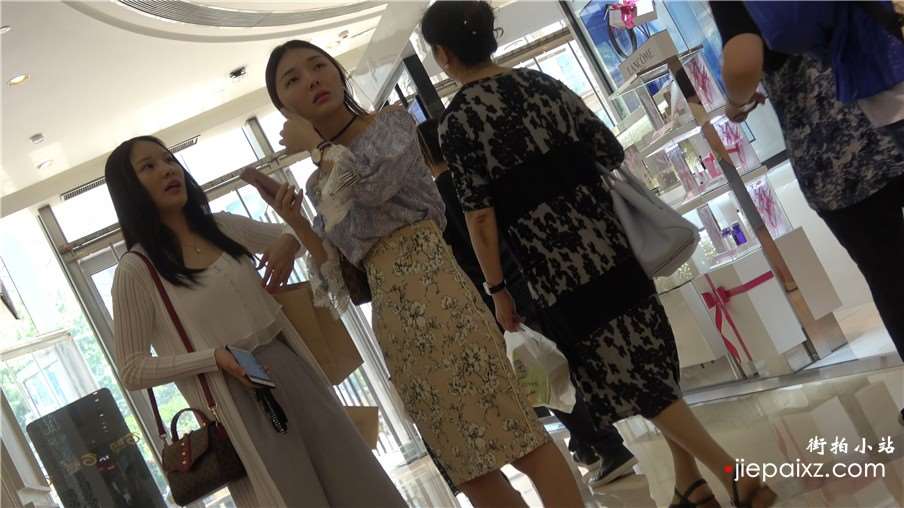 4k-街拍亭亭玉立甜美小姐姐的纤细玉足高跟