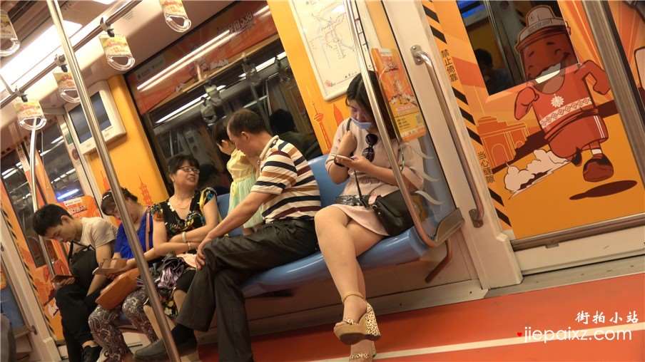 4k-地铁上的豹纹破高跟鞋美女