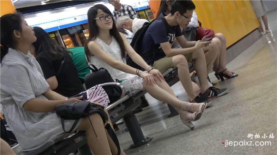 4k-候车室的极品凉高美腿眼镜妹