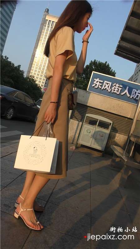 4k-街拍小清新美女姐姐的美脚丫，凉鞋貌似有点短哦