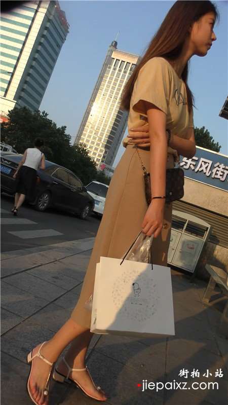 4k-街拍小清新美女姐姐的美脚丫，凉鞋貌似有点短哦