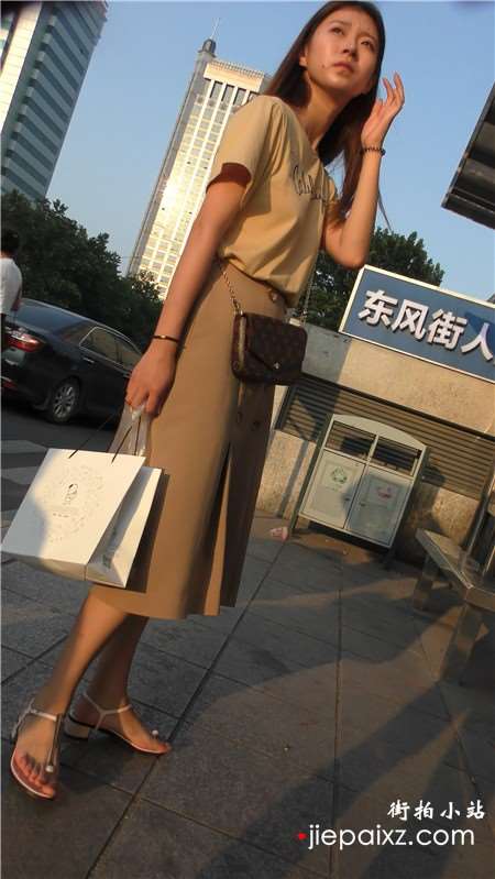 4k-街拍小清新美女姐姐的美脚丫，凉鞋貌似有点短哦
