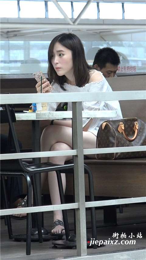 4K - 超级美颜凉鞋美足小姐姐 [1.62 GB]