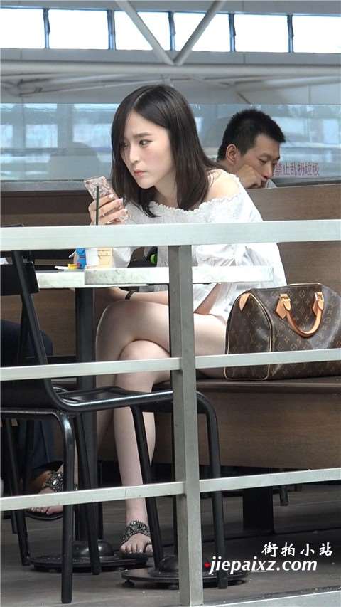 4K - 超级美颜凉鞋美足小姐姐 [1.62 GB]