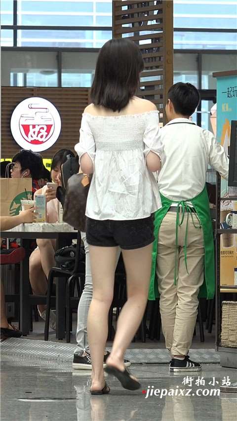 4K - 超级美颜凉鞋美足小姐姐 [1.62 GB]
