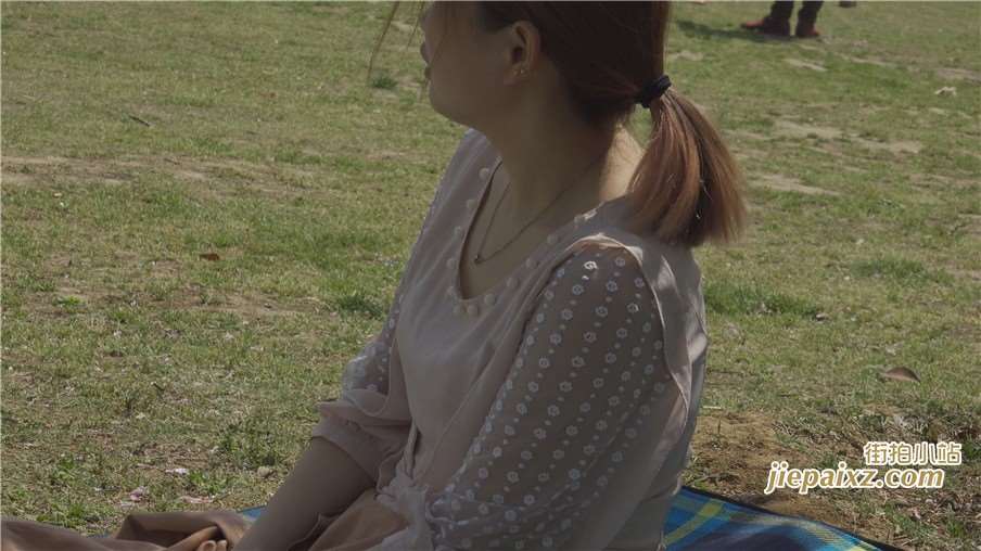 4K公园草地上的肉丝美足 1