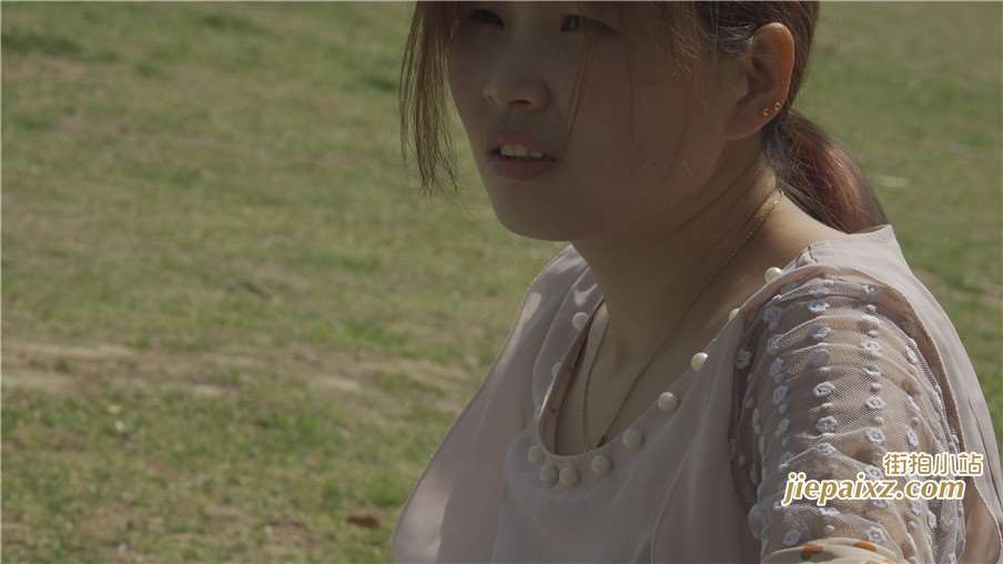 4K公园草地上的肉丝美足 1