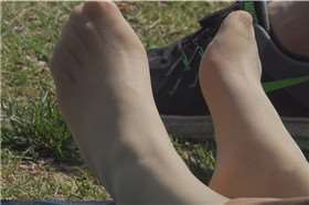 4K公园草地上的肉丝美足 1