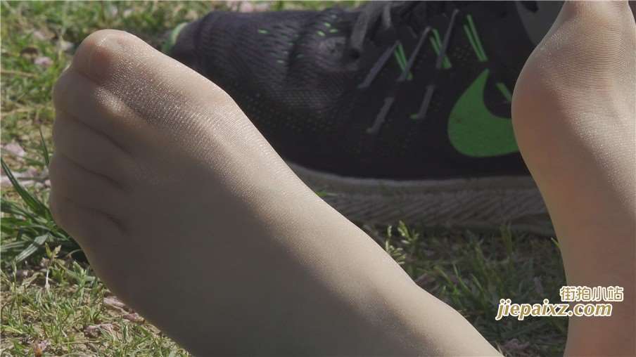 4K 公园草地上休闲的街拍肉丝美足 2