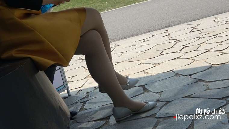 4k超清，大树下乘凉的丝足漂亮美女