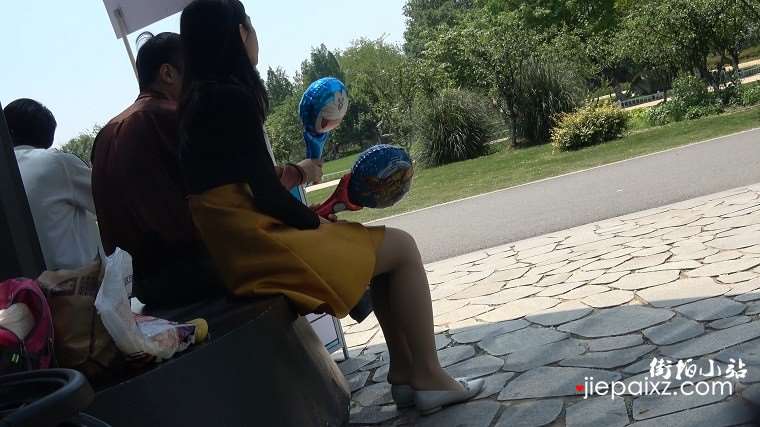 4k超清，大树下乘凉的丝足漂亮美女