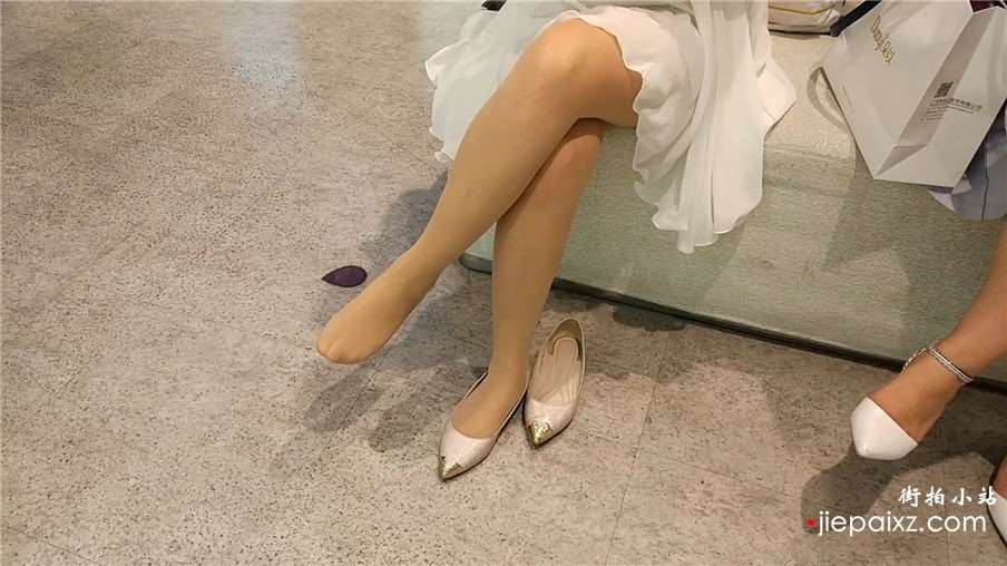 初夏鞋店试鞋的连衣裙美足女孩