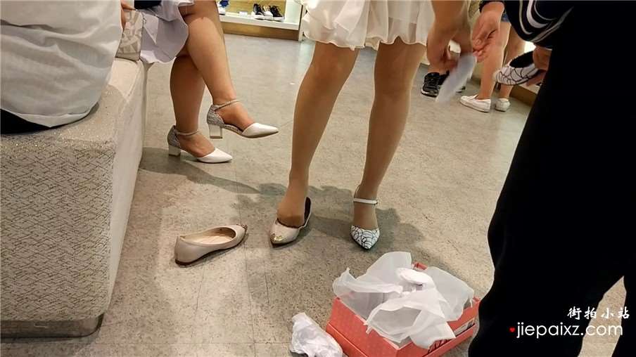 初夏鞋店试鞋的连衣裙美足女孩