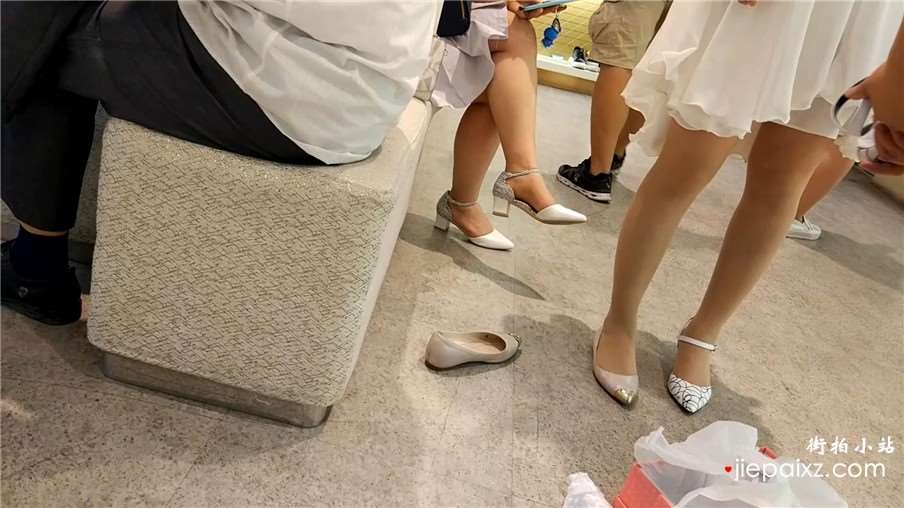 初夏鞋店试鞋的连衣裙美足女孩