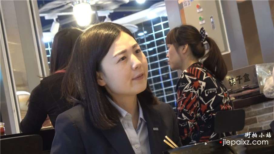 4k-餐厅吃饭偶遇极品美足黑高跟OL制服熟女姐姐