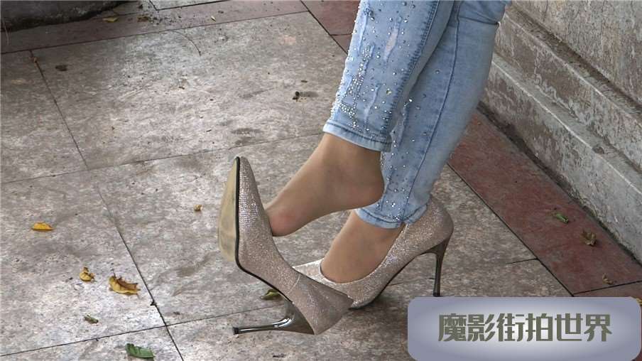 紧身蓝色牛仔裤美女的极品金色高跟鞋，玩挑鞋666