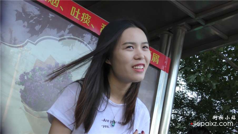 4k-街拍白嫩美足凉鞋清纯美女，一笑倾城
