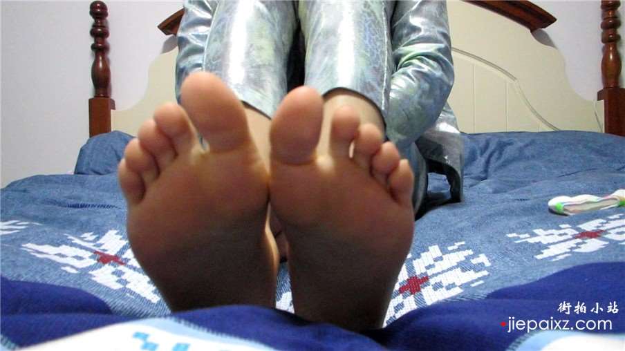 美女床上展示棉袜美脚丫