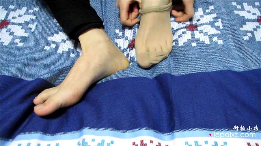 牛人约清纯妹纸床上展示丝足美脚丫