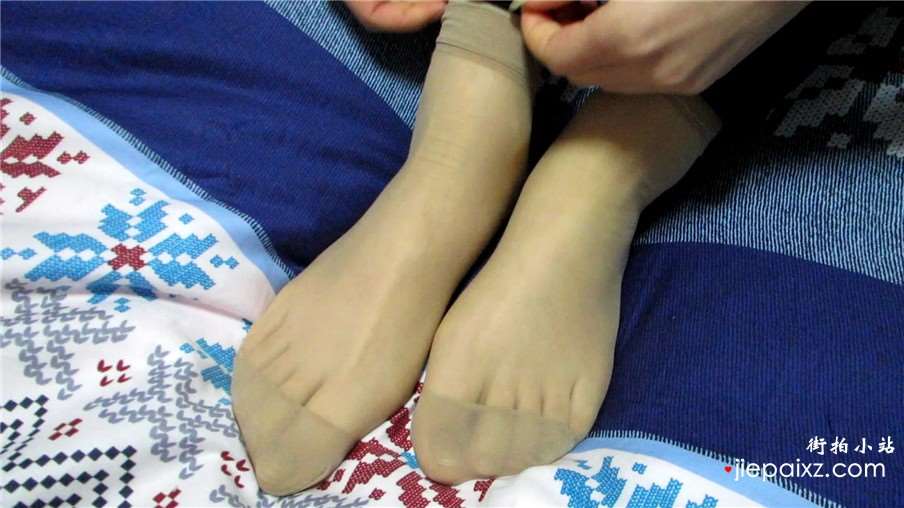 牛人约清纯妹纸床上展示丝足美脚丫