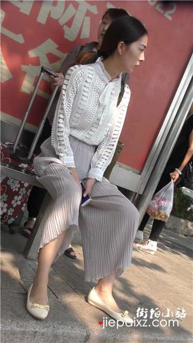 4k超清，极品干净美足漂亮美女姐姐等公交车