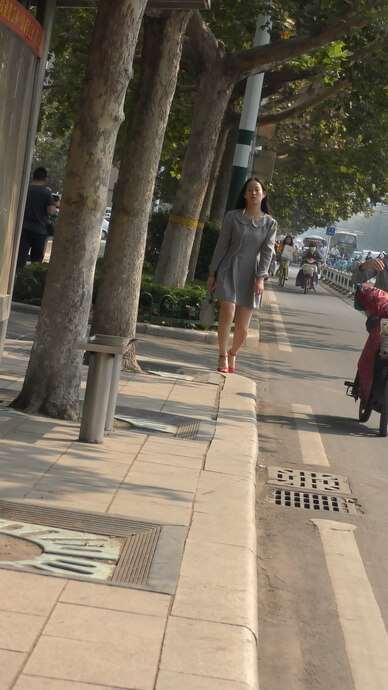 4k超清，漂亮连衣裙干净美足美女 一双艳丽红高跟很抢眼