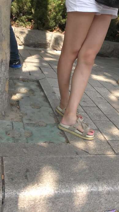 4k超清，极品青春艳丽美足少女在等公交